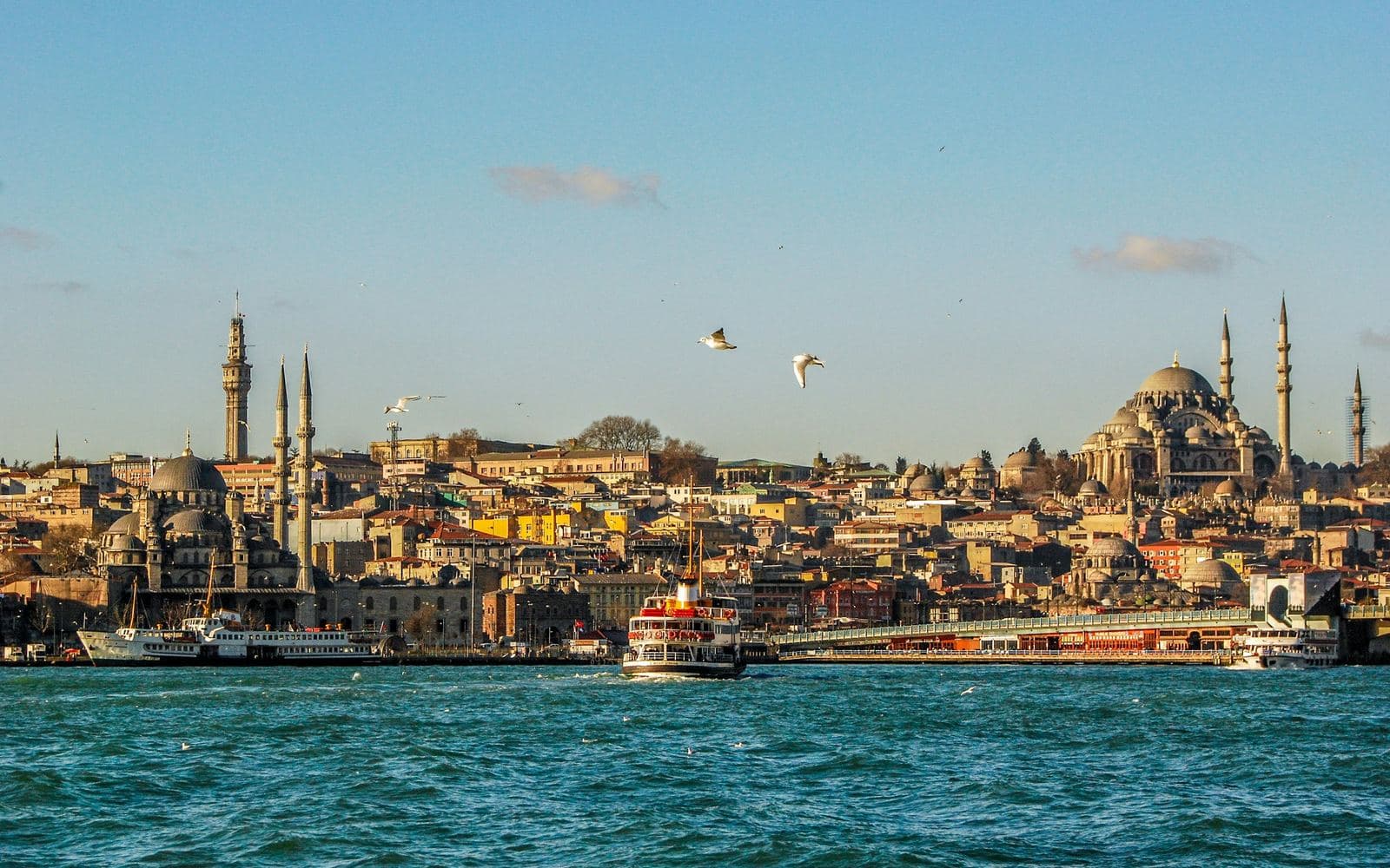 Bosfor bo‘ylab suzayotgan parom va Istanbulning Eminonu qirg‘og‘i