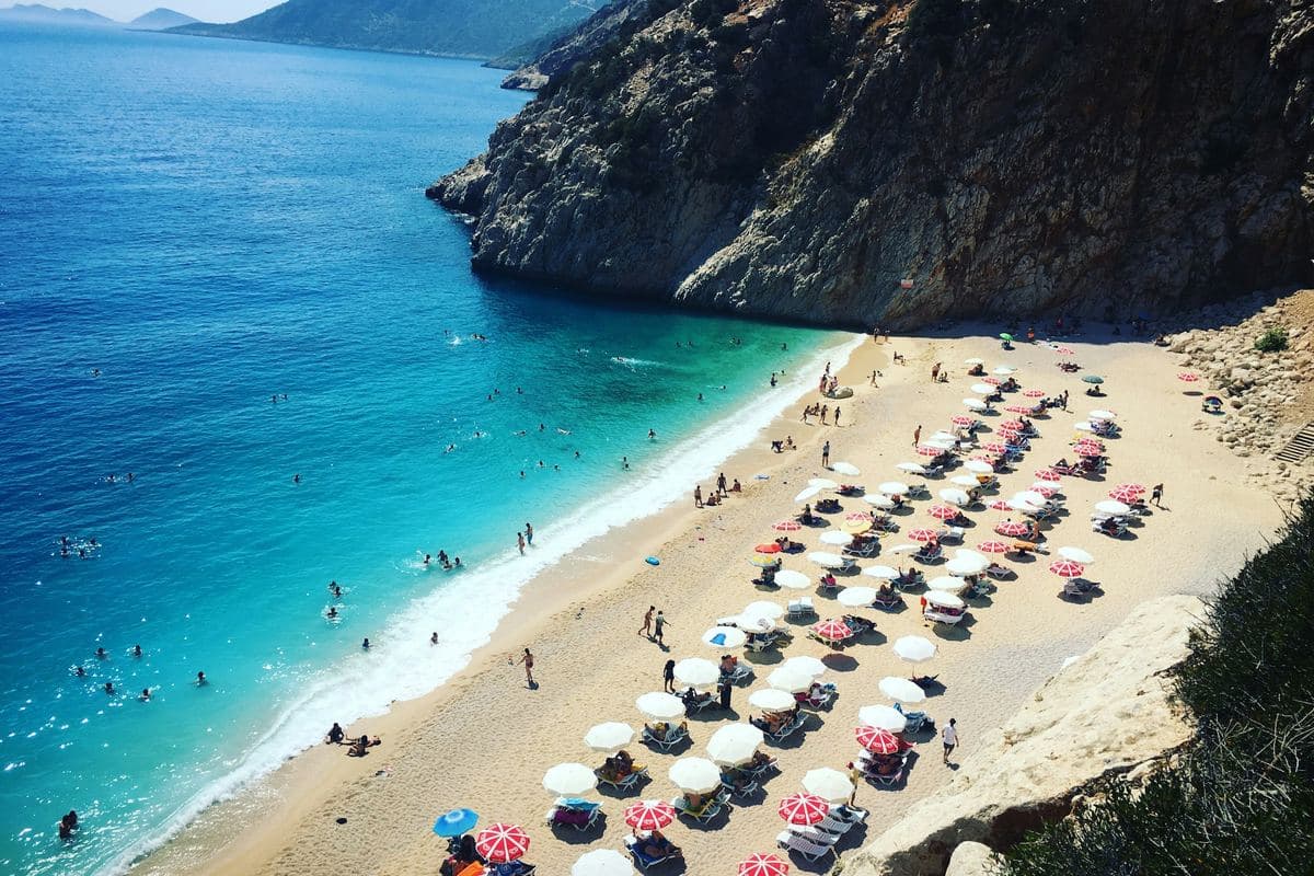 Antalya sohilidagi feruza qo‘ltiq va plyaj soyabonlari