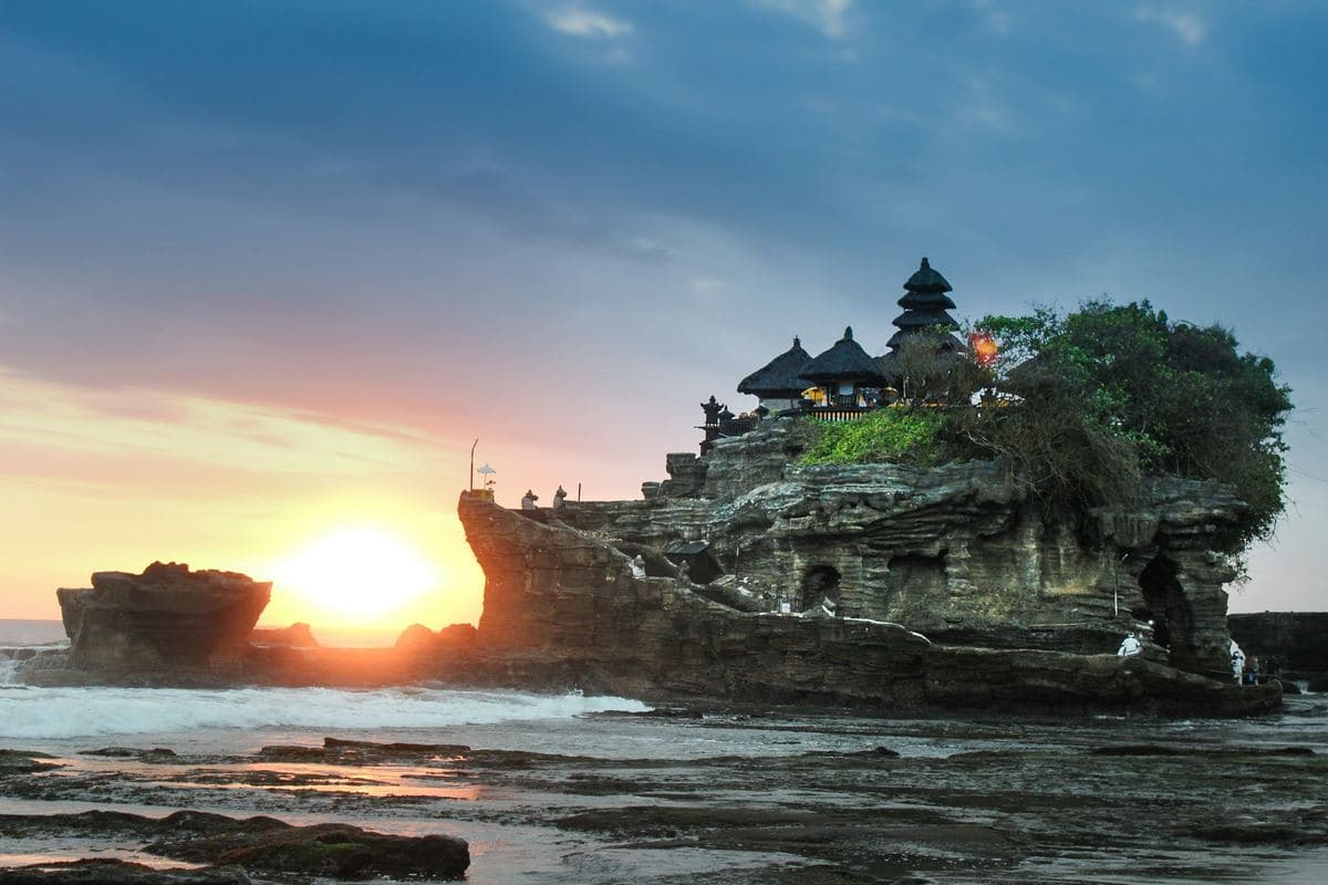Quyosh botishida Tanah Lot ibodatxonasi
