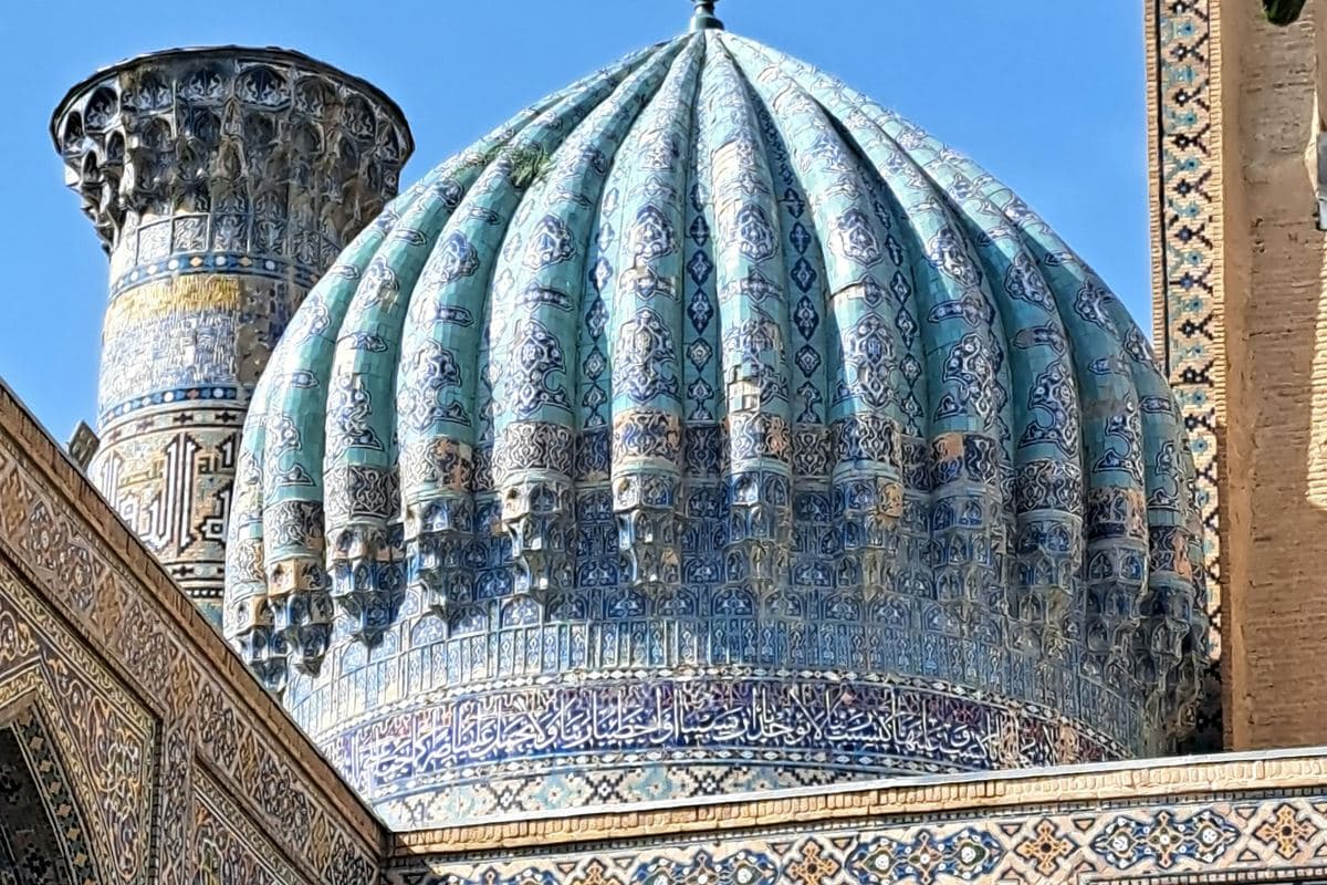 Samarqand yodgorligining naqshinkor feruza gumbazi